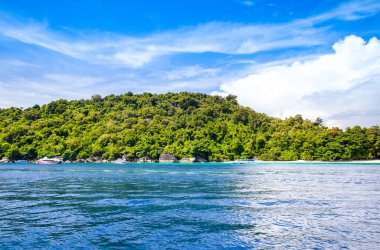 Tayland 'daki Similan Adaları' nın güzel panoramik manzarası. Cennet manzaralı, şnorkelli ve dalış noktalı en ünlü adalar. 