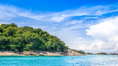 Tayland 'daki Similan Adaları' nın güzel panoramik manzarası. Cennet manzaralı, şnorkelli ve dalış noktalı en ünlü adalar. 