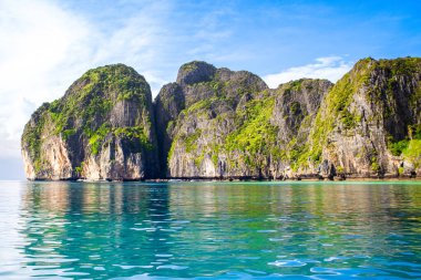Tayland 'daki Phi Phi Adaları' ndaki Maya Körfezi 'nin güzel tropikal manzarası. Cennet manzarası, kumlu plaj ve yeşil kayaların olduğu en ünlü yerlerden biri. 