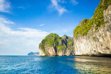 Tayland 'daki Phi Phi Adaları' ndaki Maya Körfezi 'nin güzel tropikal manzarası. Cennet manzarası, kumlu plaj ve yeşil kayaların olduğu en ünlü yerlerden biri. 