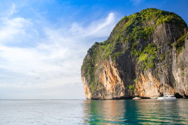 Tayland 'daki Phi Phi Adaları' ndaki Maya Körfezi 'nin güzel tropikal manzarası. Cennet manzarası, kumlu plaj ve yeşil kayaların olduğu en ünlü yerlerden biri. 
