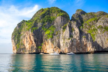 Tayland 'daki Phi Phi Adaları' ndaki Maya Körfezi 'nin güzel tropikal manzarası. Cennet manzarası, kumlu plaj ve yeşil kayaların olduğu en ünlü yerlerden biri. 