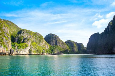 Tayland 'daki Phi Phi Adaları' ndaki Maya Körfezi 'nin güzel tropikal manzarası. Cennet manzarası, kumlu plaj ve yeşil kayaların olduğu en ünlü yerlerden biri. 