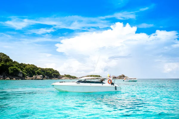 Seyahat etmek ve Tayland 'daki Similan Adaları yakınlarında dalmak için seyahat teknelerinin bulunduğu güzel bir manzara. Cennet manzaralı, şnorkelli ve dalış noktalı en ünlü adalar. 