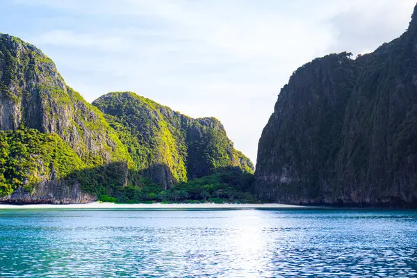 Tayland 'daki Phi Phi Adaları' ndaki Maya Körfezi 'nin güzel günbatımı manzarası. Cennet manzarası, kumlu plaj ve yeşil kayaların olduğu en ünlü yerlerden biri. 