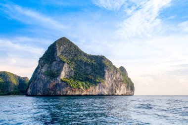 Tayland 'daki Phi Phi Adaları' ndaki Maya Körfezi 'nin güzel günbatımı manzarası. Cennet manzarası, kumlu plaj ve yeşil kayaların olduğu en ünlü yerlerden biri. 