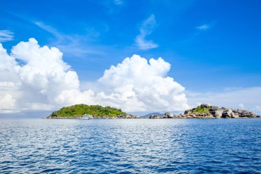 Tayland 'daki Similan Adaları' nın güzel panoramik manzarası. Cennet manzaralı, şnorkelli ve dalış noktalı en ünlü adalar. 