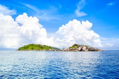 Tayland 'daki Similan Adaları' nın güzel panoramik manzarası. Cennet manzaralı, şnorkelli ve dalış noktalı en ünlü adalar. 