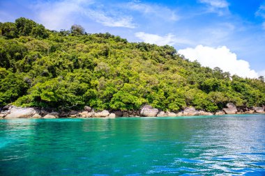 Tayland 'daki Similan Adaları' nın güzel panoramik manzarası. Cennet manzaralı, şnorkelli ve dalış noktalı en ünlü adalar. 