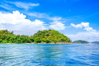 Tayland 'daki Similan Adaları' nın güzel panoramik manzarası. Cennet manzaralı, şnorkelli ve dalış noktalı en ünlü adalar. 