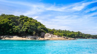 Tayland 'daki Similan Adaları' nın güzel panoramik manzarası. Cennet manzaralı, şnorkelli ve dalış noktalı en ünlü adalar. 