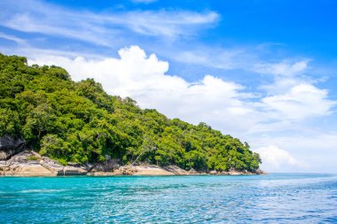 Tayland 'daki Similan Adaları' nın güzel panoramik manzarası. Cennet manzaralı, şnorkelli ve dalış noktalı en ünlü adalar. 