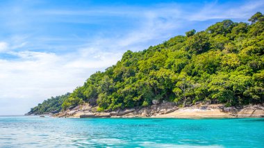 Tayland 'daki Similan Adaları' nın güzel panoramik manzarası. Cennet manzaralı, şnorkelli ve dalış noktalı en ünlü adalar. 