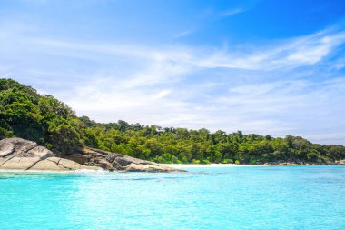 Tayland 'daki Similan Adaları' nın güzel panoramik manzarası. Cennet manzaralı, şnorkelli ve dalış noktalı en ünlü adalar. 