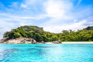 Tayland 'daki Similan Adaları' nın güzel manzarası. Cennet manzaralı, şnorkelli ve dalış noktalı en ünlü adalar. 