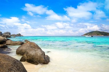 Tayland 'daki Similan Adaları' nın güzel manzarası. Cennet manzaralı, şnorkelli ve dalış noktalı en ünlü adalar. 