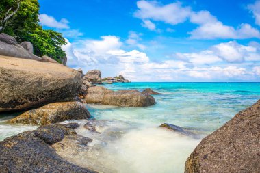 Tayland 'daki Similan Adaları' nın güzel manzarası. Cennet manzaralı, şnorkelli ve dalış noktalı en ünlü adalar. 