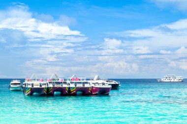 Similan Adaları - 10 Kasım 2023: Similan Adaları yakınlarındaki yat ve tekneler - cennet manzaralı, şnorkelli ve dalış noktalı en ünlü adalar  