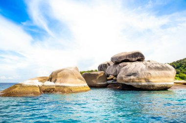 Tayland 'daki Similan Adaları' ndaki kayalık plajın güzel manzarası. Cennet manzaralı, şnorkelli ve dalış noktalı en ünlü adalar. 