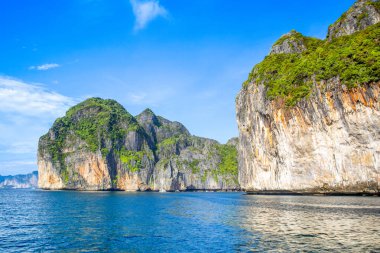 Tayland 'daki Phi Phi Adaları' ndaki Maya Körfezi 'nin güzel tropikal manzarası. Cennet manzarası, kumlu plaj ve yeşil kayaların olduğu en ünlü yerlerden biri. 