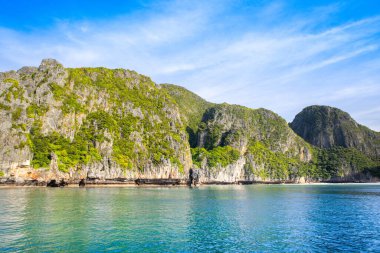 Tayland 'daki Phi Phi Adaları' ndaki Maya Körfezi 'nin güzel tropikal manzarası. Cennet manzarası, kumlu plaj ve yeşil kayaların olduğu en ünlü yerlerden biri. 