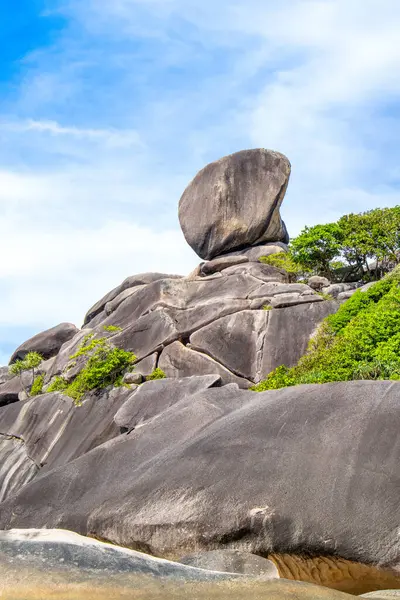 Tayland 'daki Similan Adaları' ndaki ünlü kayalarla muhteşem bir manzara. Cennet manzaralı, şnorkelli ve dalış noktalı en ünlü adalar. 