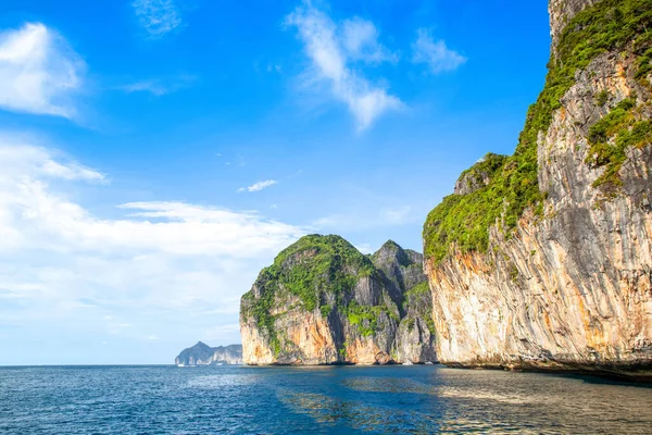 Tayland 'daki Phi Phi Adaları' ndaki Maya Körfezi 'nin güzel tropikal manzarası. Cennet manzarası, kumlu plaj ve yeşil kayaların olduğu en ünlü yerlerden biri. 