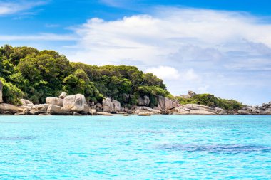 Tayland 'daki Similan Adaları' nın güzel panoramik manzarası. Cennet manzaralı, şnorkelli ve dalış noktalı en ünlü adalar. 