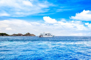 Tayland 'daki Similan Adaları yakınlarındaki tekne turu. Cennet manzaralı, şnorkelli ve dalış noktalı en ünlü adalar.  