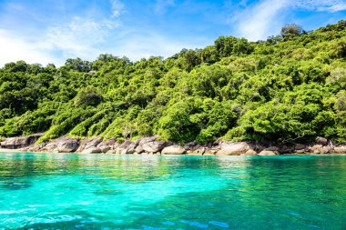 Tayland 'daki Similan Adaları' nın güzel panoramik manzarası. Cennet manzaralı, şnorkelli ve dalış noktalı en ünlü adalar. 