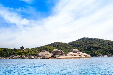 Tayland 'daki Similan Adaları' nın güzel panoramik manzarası. Cennet manzaralı, şnorkelli ve dalış noktalı en ünlü adalar. 