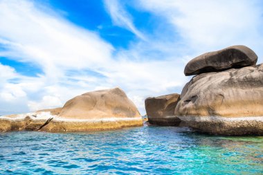 Tayland 'daki Similan Adaları' nın kayalık kıyıları cennet manzaralı, şnorkelli ve dalış noktalı en ünlü adalardır. 