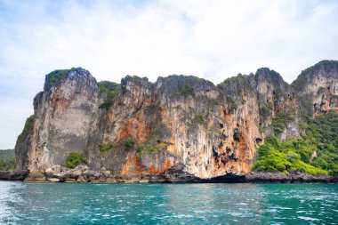 Tayland 'daki Phi Phi Adaları' ndaki Maya Körfezi 'nin güzel tropikal manzarası. Cennet manzarası, kumlu plaj ve yeşil kayaların olduğu en ünlü yerlerden biri. 
