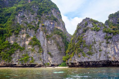 Tayland 'ın en ünlü yerlerinden biri olan Phi Phi Adaları' ndaki Maya Körfezi 'ndeki yeşil kayaların detaylı bir görüntüsü. 