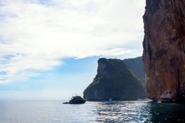 Tayland 'daki Phi Phi Adaları' ndaki Maya Körfezi 'nin güzel tropikal manzarası. Cennet manzarası, kumlu plaj ve yeşil kayaların olduğu en ünlü yerlerden biri. 