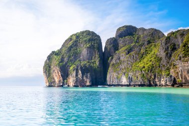 Tayland 'daki Phi Phi Adaları' ndaki Maya Körfezi 'nin güzel manzarası. Cennet manzarası, kumlu plaj ve yeşil kayaların olduğu en ünlü yerlerden biri. 