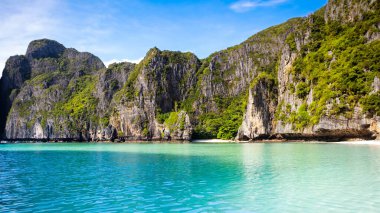 Tayland 'daki Phi Phi Adaları' ndaki Maya Körfezi 'nin güzel tropikal manzarası. Cennet manzarası, kumlu plaj ve yeşil kayaların olduğu en ünlü yerlerden biri. 