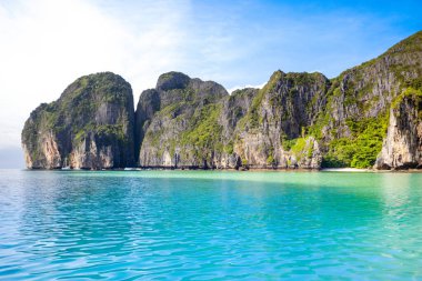 Tayland 'daki Phi Phi Adaları' ndaki Maya Körfezi 'nin güzel tropikal manzarası. Cennet manzarası, kumlu plaj ve yeşil kayaların olduğu en ünlü yerlerden biri. 