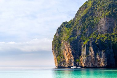 Tayland 'daki Phi Phi Adaları' ndaki Maya Körfezi 'nin güzel günbatımı manzarası. Cennet manzarası, kumlu plaj ve yeşil kayaların olduğu en ünlü yerlerden biri. 