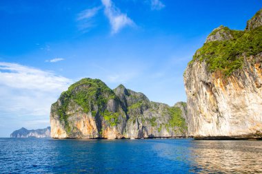 Tayland 'daki Phi Phi Adaları' ndaki Maya Körfezi 'nin güzel günbatımı manzarası. Cennet manzarası, kumlu plaj ve yeşil kayaların olduğu en ünlü yerlerden biri. 