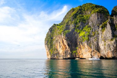 Tayland 'daki Phi Phi Adaları' ndaki Maya Körfezi 'nin güzel günbatımı manzarası. Cennet manzarası, kumlu plaj ve yeşil kayaların olduğu en ünlü yerlerden biri. 