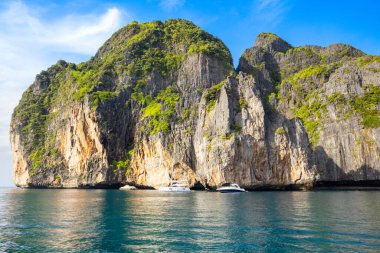 Tayland 'daki Phi Phi Adaları' ndaki Maya Körfezi 'nin güzel tropikal manzarası. Cennet manzarası, kumlu plaj ve yeşil kayaların olduğu en ünlü yerlerden biri. 