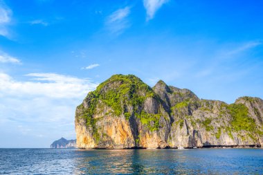 Tayland 'daki Phi Phi Adaları' ndaki Maya Körfezi 'nin güzel tropikal manzarası. Cennet manzarası, kumlu plaj ve yeşil kayaların olduğu en ünlü yerlerden biri. 