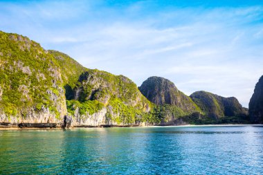 Tayland 'daki Phi Phi Adaları' ndaki Maya Körfezi 'nin güzel tropikal manzarası. Cennet manzarası, kumlu plaj ve yeşil kayaların olduğu en ünlü yerlerden biri. 