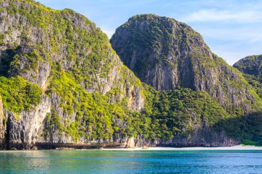 Tayland 'daki Phi Phi Adaları' ndaki Maya Körfezi 'nin güzel tropikal manzarası. Cennet manzarası, kumlu plaj ve yeşil kayaların olduğu en ünlü yerlerden biri. 