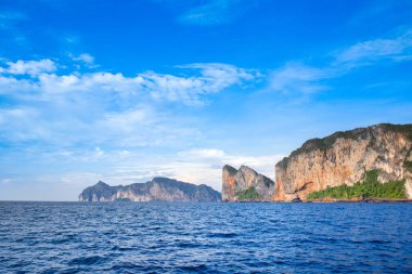 Tayland 'daki Phi Phi Adaları' ndaki Maya Körfezi 'nin güzel günbatımı manzarası. Cennet manzarası, kumlu plaj ve yeşil kayaların olduğu en ünlü yerlerden biri. 