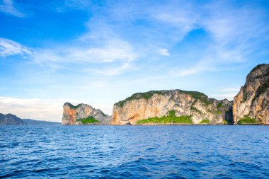 Tayland 'daki Phi Phi Adaları' ndaki Maya Körfezi 'nin güzel günbatımı manzarası. Cennet manzarası, kumlu plaj ve yeşil kayaların olduğu en ünlü yerlerden biri. 