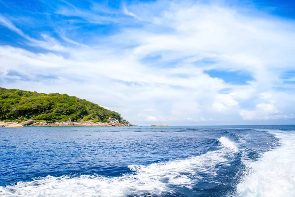 Tayland 'daki Similan Adaları' nın güzel panoramik manzarası. Cennet manzaralı, şnorkelli ve dalış noktalı en ünlü adalar. 