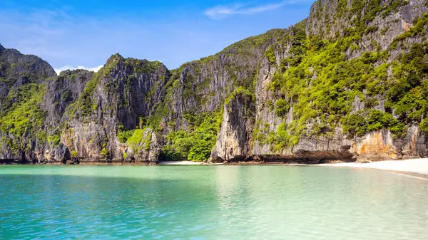 Tayland 'daki Phi Phi Adaları' ndaki Maya Körfezi 'nin güzel tropikal manzarası. Cennet manzarası, kumlu plaj ve yeşil kayaların olduğu en ünlü yerlerden biri. 