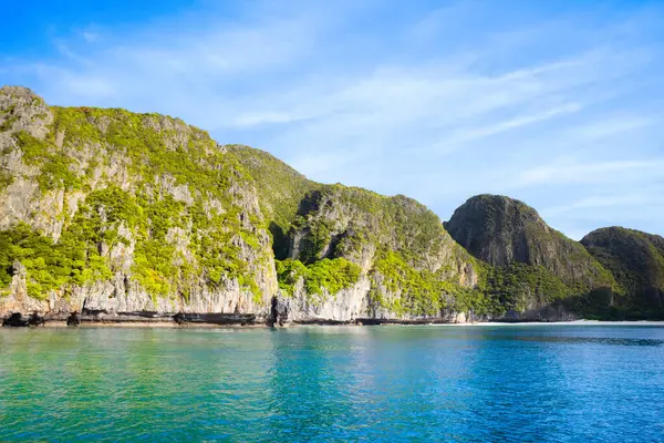 Tayland 'daki Phi Phi Adaları' ndaki Maya Körfezi 'nin güzel tropikal manzarası. Cennet manzarası, kumlu plaj ve yeşil kayaların olduğu en ünlü yerlerden biri. 